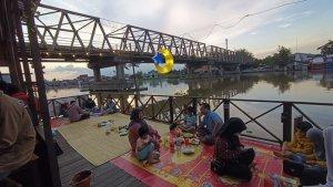 Kuliner-kawasan-bawah-jembatan-Banua-Anyar.jpg