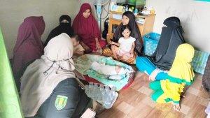Kunjungan-PPA-melihat-bayi-laki-laki-yang-ditemukan-di-Ponpes-Hidayatullah-Tabalong-04032023.jpg