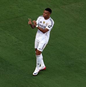 Kylian-Mbappe-merespon-sambutan-suporter-Real-Madrid-di-stadion-dengan-bertepuk-tangan.jpg