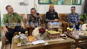 LADISLAO-Setelah-menyerahkan-sepeda-motor-kepada-Ahmad-Fazriyadi.jpg