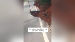 LONGSOR-Kondisi-jalan-Akses-Banjarbaru-Batulicin-yaD.jpg