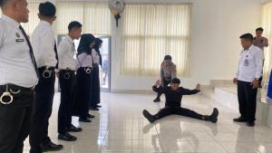 Latihan-keterampilan-dasar-penggunaan-borgol-bagi-Polsus-Rutan-Tanjung.jpg