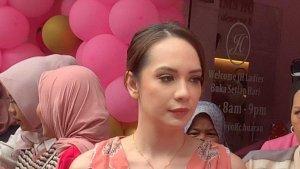 Lepas-Hijab-dan-Kenakan-Busana-Terbuka-Putri-Anne.jpg