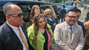 Lisa-Mariana-tampak-hadir-di-PN-Bandung-usai-jalani-operasi-bariatrik.jpg