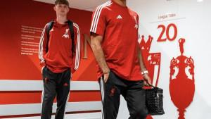 Liverpool-merekrut-bintang-Salford-City-Will-Wright-dan-Mohamed-Salah-berjalan.jpg