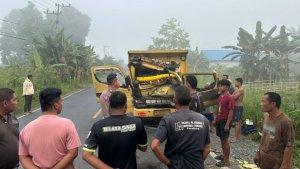 Lokasi-di-TKP-pasca-kejadian-Laka-Lantas-di-Ruas-Jalan-Desa-Binjai-Pirua-HSTdepan-dump-truk-hancur.jpg