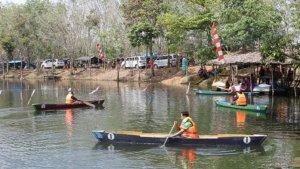 Lomba-perahu-dayung-yang-digelar-pada-Festival-Danau-Hatiwin.jpg