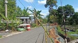 Longsor-di-bahu-jalan-yang-berada-di-bantaran-Sungai-Riam-Kanan1.jpg