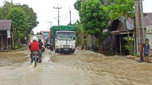 Luapan-air-Sungai-Tabalong-genangi-jalan-Raya-di-Desa-Paliat.jpg