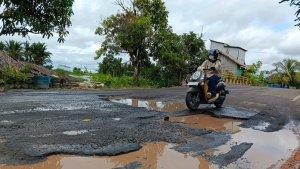 Lubang-di-aspal-Jalan-Nasional-di-Desa-Marampiau-Tapin.jpg