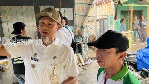 Lurah-Kertak-Baru-Ilir-Zainal-Umari-kiri-didampingi-Ketua-RT-6-asdf.jpg