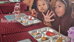 MBG-Siswa-siswi-di-salah-satu-sekolah-dasar-di-Banjarbaru.jpg