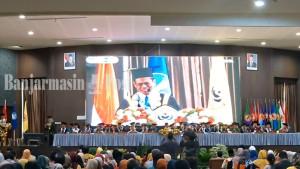MENANGIS-Rektor-ULM-Prof-Ahmad-Alim-Bachri-DD.jpg