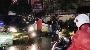 MOBIL-TERBALIK-Satu-unit-mobil-Honda-HR-V-mengalamdd.jpg