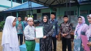 MOTIVASI-Ketua-PKK-Tapin-Hj-Faridah-memotivasi-peserta-OD.jpg