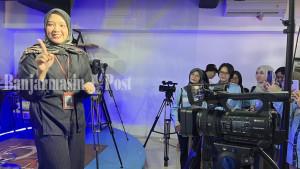 Mahasiswa-Prodi-Bahasa-Inggris-FKIP-ULM-saat-berada-di-ruang-studio.jpg