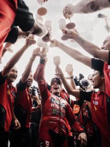 Marc-Marquez-bersama-tim-merayakan-kemenangan-ke-delapan-musim-ini.jpg