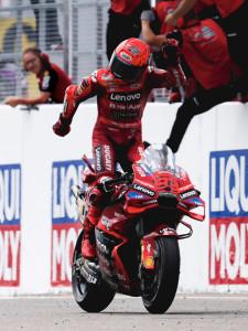 Marc-Marquez-dari-Ducati-menangkan-sprint-di-MotoGP-Ceko-2025.jpg