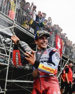 Marc-Marquez-mengangkat-tropi-saat-berhasil-naik-podium-satu-di-sesi-Sprint-race.jpg