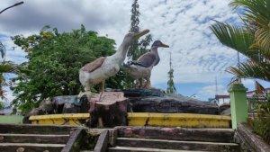 Maskot-Kabupaten-HSU-berupa-patung-sepasang-itik.jpg