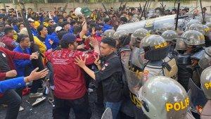 Massa-dan-polisi-bentrok-dalam-aksi-Kawal-Putusan-MK-di-Banjarmasin.jpg