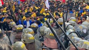 Massa-dan-polisi-bentrok-dalam-aksi-Kawal-Putusan-MK-ss.jpg