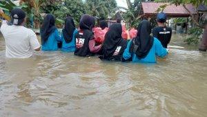 Masyarakat-Relawan-Indonesia-MRI-Satui-Tanahbumbu-membagikan-makanan-kepada-korban-banjir-satui.jpg