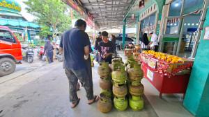 Masyarakat-saat-membeli-gas-elpiji-3-Kg-di-pangkalan-di-Kota-Kandangan-HSS2.jpg