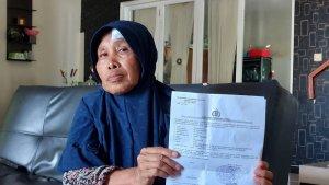 Mawarniati-seorang-ART-di-Gambut-Banjar-saat-menunjukkan-bukti-laporan.jpg