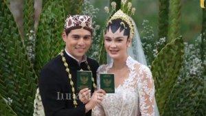 Maxime-Bouttier-dan-Luna-Maya-memamerkan-buku-nikah.jpg