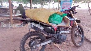 Mayat-dibungkus-terpal-ditaruh-di-atas-motor-trail-di-Sepunggur-Keturunan-Batakan-29052023.jpg
