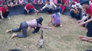 Menangkap-bebek-dengan-mata-tertutup.jpg