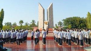 Menjelang-HUT-ke-78-RI-guru-dan-siswa-SMPIT-HQBS-Banjarbaru-ziarah-ke-makam-pahlawan.jpg