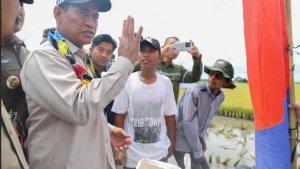 Menteri-Pertanian-Amran-Sulaiman-berdiskusi-dengan-petani-di-Kabupaten-Tanah-Laut.jpg