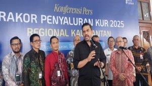 Menteri-UMKM-RI-Maman-Abdurrahman-saat-konferensi-pers-dengan-media-di-Kalse.jpg