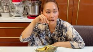 Menu-sederhana-di-meja-makan-rumah-Inul-Daratista.jpg