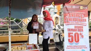 Milnasari-kiri-mengatakan-sekarang-pemakaian-listrik-di-rumah-jadi-lebih-lancar.jpg