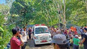 Mobil-ambulan-yang-membawa-jasad-korban-tenggelam-di-Sungai-Tabalong.jpg