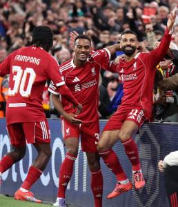 Mohamed-Salah-beserta-rekannya-di-Liverpool-merayakan-gol-dalam-laga-Liga-Inggris.jpg
