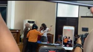 Momen-Nikita-Mirzani-menolak-untuk-dibawa-kembali-ke-rutan-Pondok-Bambu.jpg