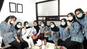 Momen-Sus-Rini-foto-bareng-para-nakes-di-rumah-sakit-saat-antar-ibunya-berobat.jpg