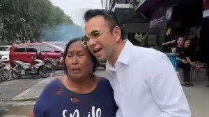 Momen-haru-saat-ada-ibu-ibu-berfoto-bersama-Raffi-Ahmad.jpg