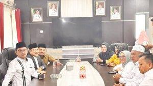 Muhaimin-Iskandar-atau-Cak-Imin-dengan-Wakil-Bupati-Tanah-Laut-Tala-Abdi-Rahman-05092023.jpg