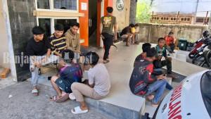Muhammad-Nurdin-tampak-berkumpul-di-halaman-depan-Kamar-Jenazah-RSUD-Ulin-Banjarmasin.jpg