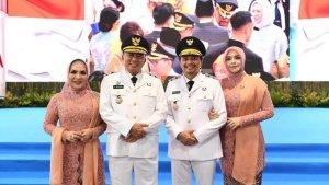 Muhidin-dan-Hasnur-foto-bersama-istri.jpg