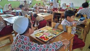 Murid-SDN-Rantau-Kiwa-2-Kabupaten-Tapin-menyantap-makanan-Program-MBG.jpg