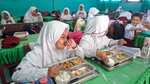 Murid-di-SDN-2-Semayap-menyantap-menu-MBG.jpg