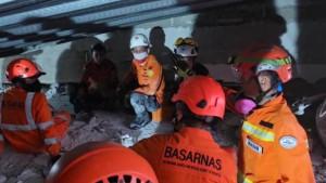 NONSTOP-Petugas-gabungan-dari-Basarnas-dan-sejd.jpg