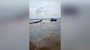 Nelayan-menarik-kapal-korban-yang-tenggelam-di-perairan-Bawahlayung-Senin-24072023.jpg