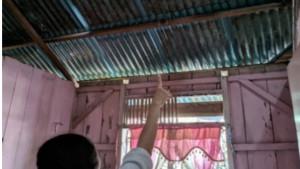 Noorhayati-menujukkan-bagian-atap-yang-rusak-karena-imbas-angin-kencang.jpg
